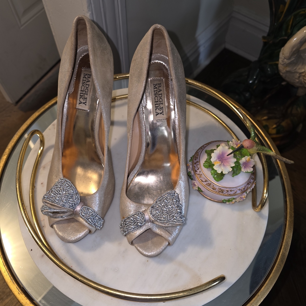 Badgley Mischka Women's Silver Peep-Toe Heels